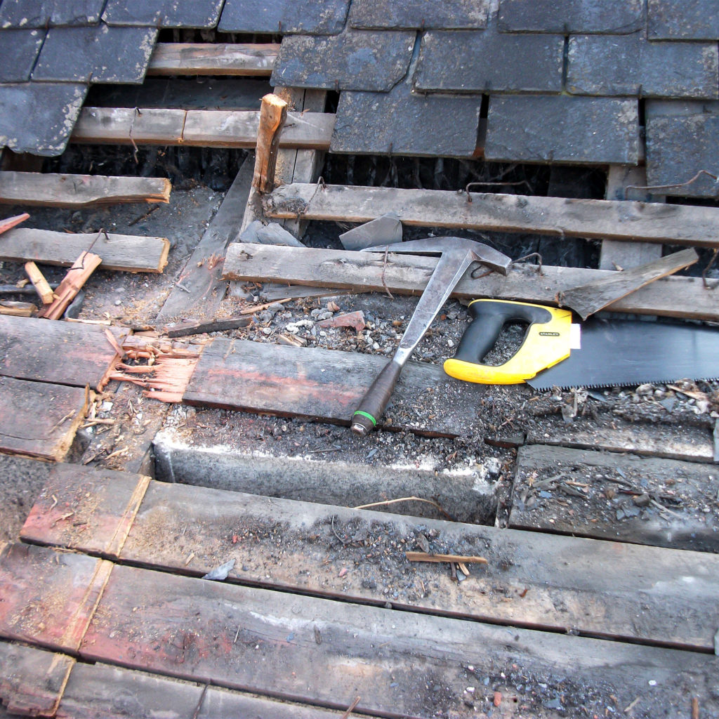 Nous intervenons en réparation ou réfection totale de votre toiture. Utilisation de matériaux de couverture de tout type : tuiles terre cuite, mécaniques, tuiles écailles, ardoises…